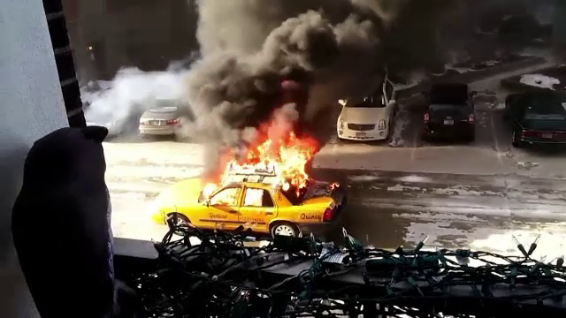 Scene de cosmar intr-un oras din SUA. Un taximetrist si-a salvat la limita pasagerul, dupa ce masina a luat foc