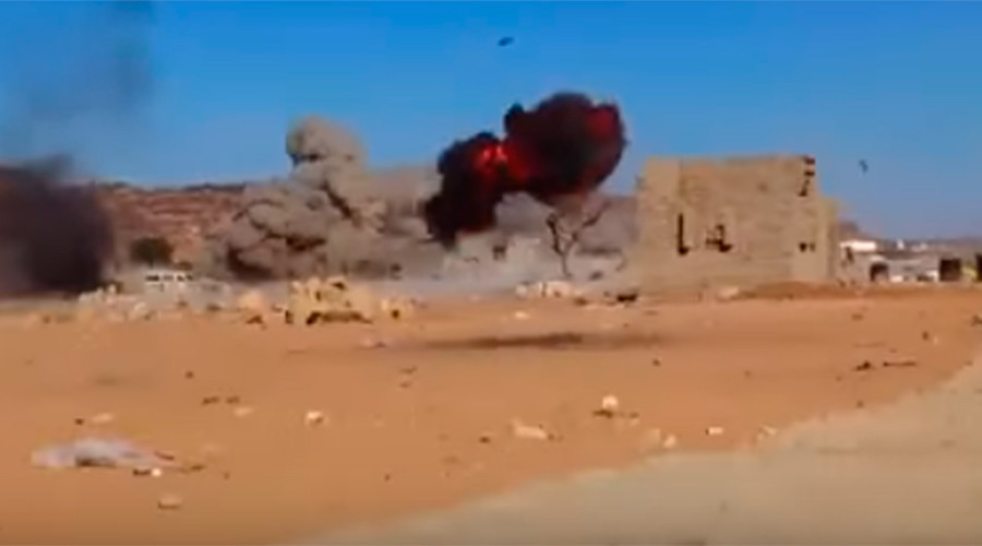 Imaginile cumplite filmate in timpul unui raid cu peste 20 de victime. Momentul in care ruinele unui oras sunt bombardate