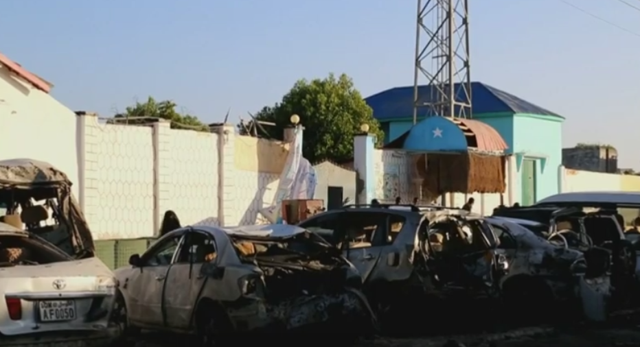 Cel putin 19 morti intr-un atentat sangeros din Somalia. Cine sunt teroristii care au deschis focul intr-un restaurant