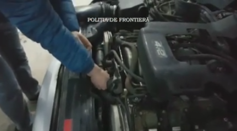 Ce au gasit politistii de frontiera in motorul unei masini ce venea din R. Moldova. "Este o substanta cu grad mare de risc"