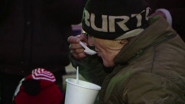 Gestul simplu prin care un grup de voluntari le-a facut viata mai usoara oamenilor strazii, fortati sa indure gerul