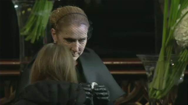 Prima aparitie publica a cantaretei Celine Dion, dupa tragedia de joi. Cantareata si-a luat ramas bun de la sotul ei