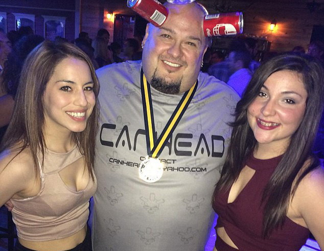 Doar trei oameni din lume pot asta. Ce se intampla dupa ce isi pune o doza de suc in cap. "Superputerea" i-a dus celebritate