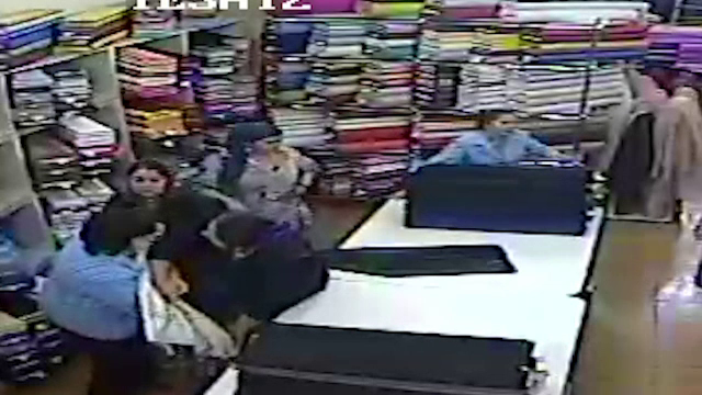 Au incercat sa ascunda sub fuste o rola de material dintr-un magazin de tesaturi. Cum au fost prinse