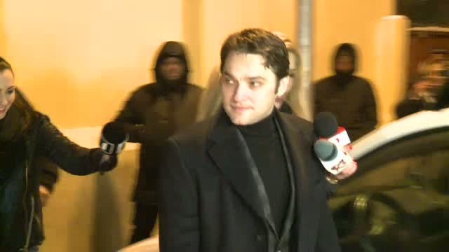 Dan Sova, asteptat de mama la iesirea din arest. Incidentul petrecut pe holul Politiei Capitalei, la plecare