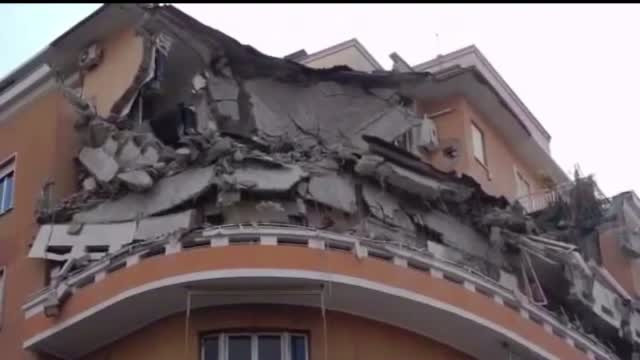 Cladire din Roma, prabusita dupa ce un locatar a facut cateva reparatii in casa. Zece familii, afectate de incident