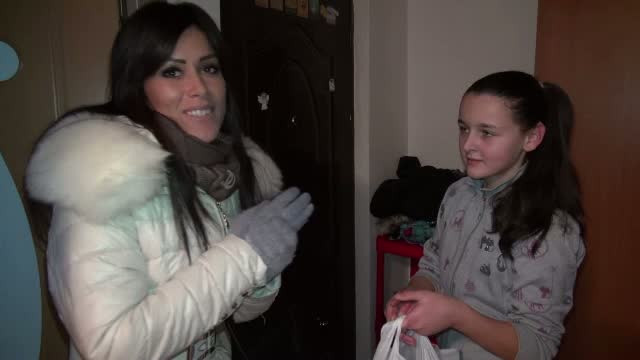 Povestea Izabelei, tanara care isi dedica timpul ajutandu-i pe cei sarmani. Campaniei ei s-au alaturat 7.000 de romani