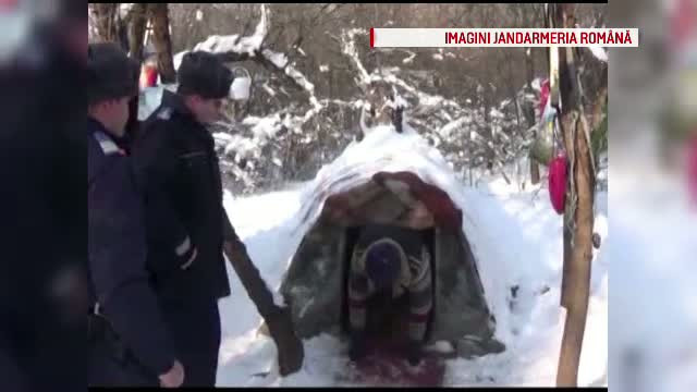 Un cort improvizat in padurea de langa Braila. Cum traieste un barbat in asemenea conditii cand afara e un ger cumplit