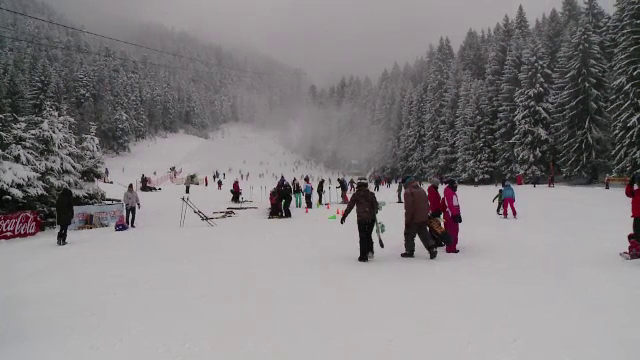 Distractie si cozi uriase in statiunile montane. Poiana Brasov este ocupata in totalitate