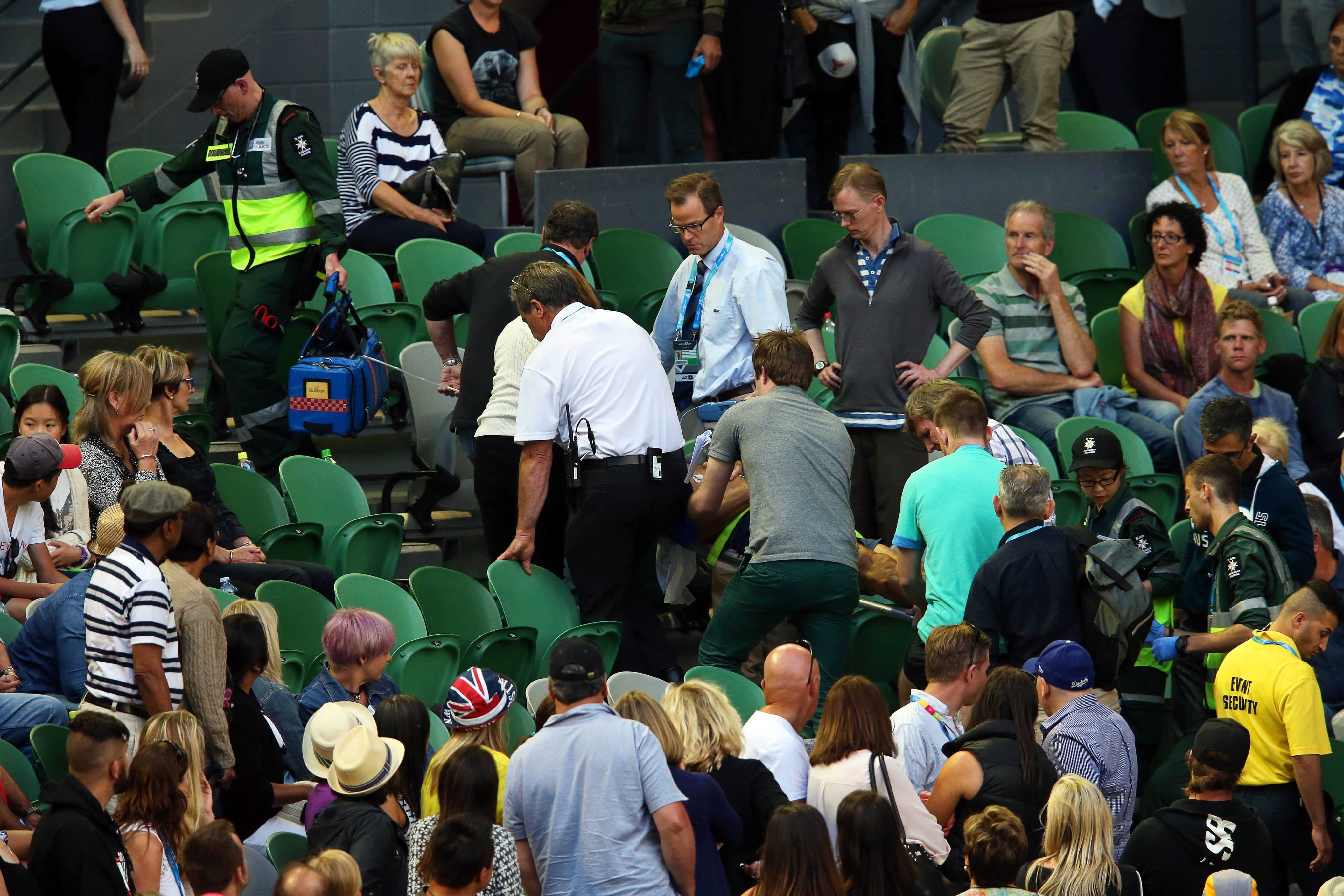 Panica la Australian Open. Meciul jucat de Ana Ivanovic, intrerupt, dupa ce antrenorului ei i s-a facut rau