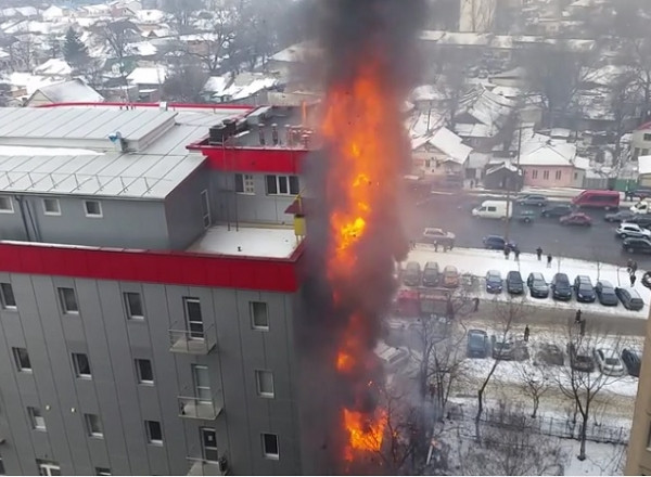 Incendiu intr-un centru comercial din Chisinau. Imaginile surprinse inainte de interventia pompierilor. VIDEO