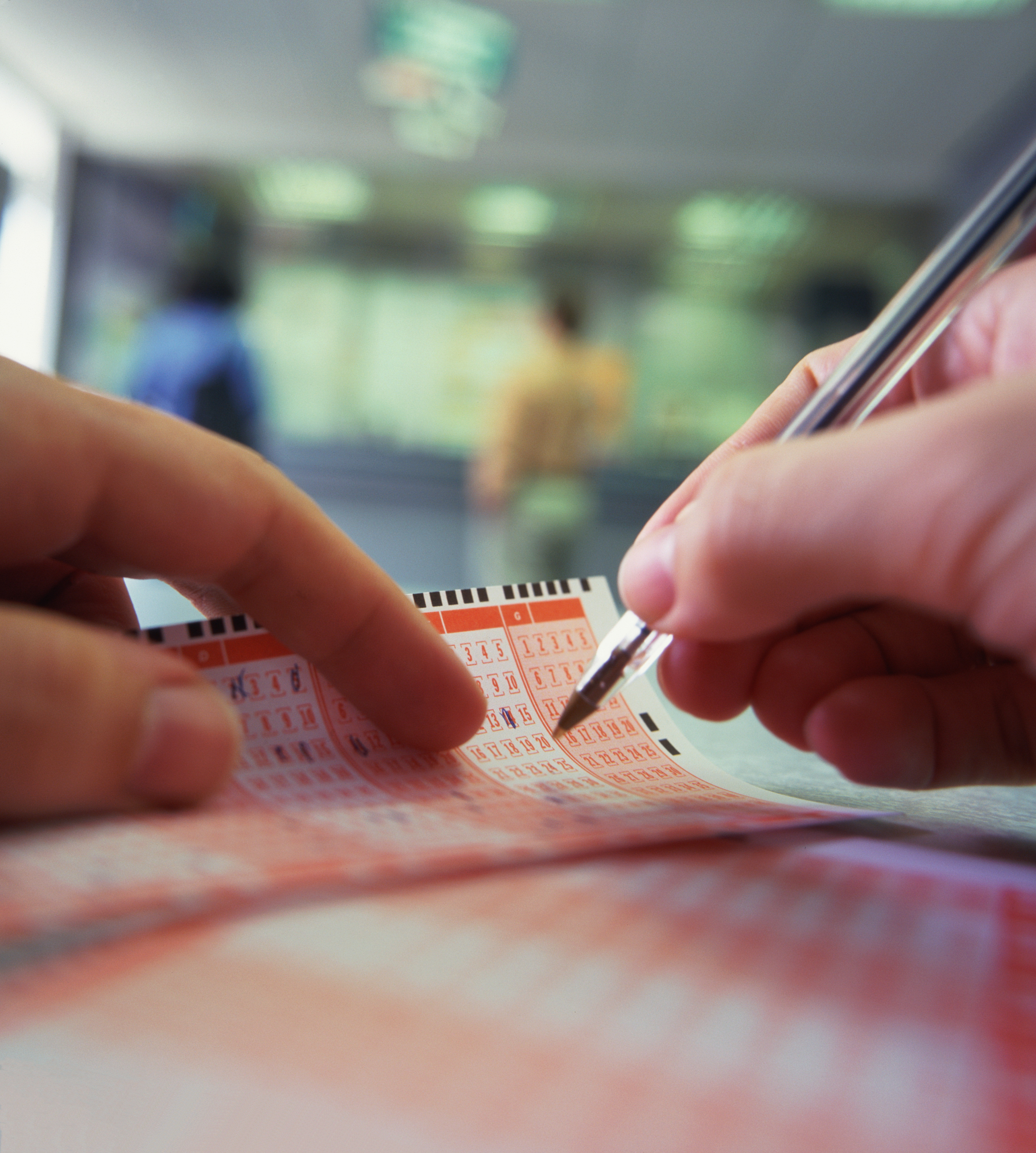 A castigat peste 170 de milioane euro la loterie, dar nu a uitat sa "fie om". Ce gest minunat a facut femeia pentru un copil