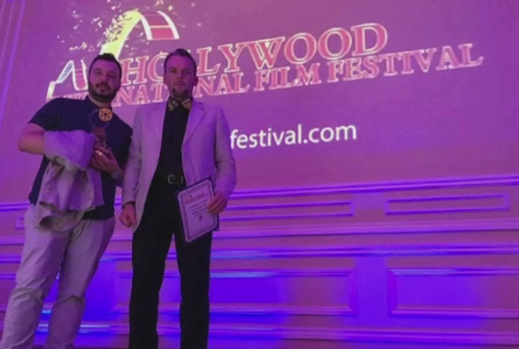 Cine sunt romanii din spatele "Billion Star Hotel", ales cel mai bun film strain la Hollywood International Film Festival