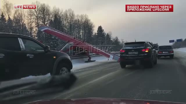 Aterizare spectaculoasa pe o autostrada de la marginea Moscovei. Un avion a ajuns pe o sosea aglomerata