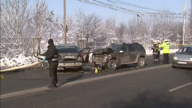 Cinci adulti si un copil de 13 ani, raniti in Capitala, dupa ce un sofer a pierdut controlul volanului si a lovit doua masini