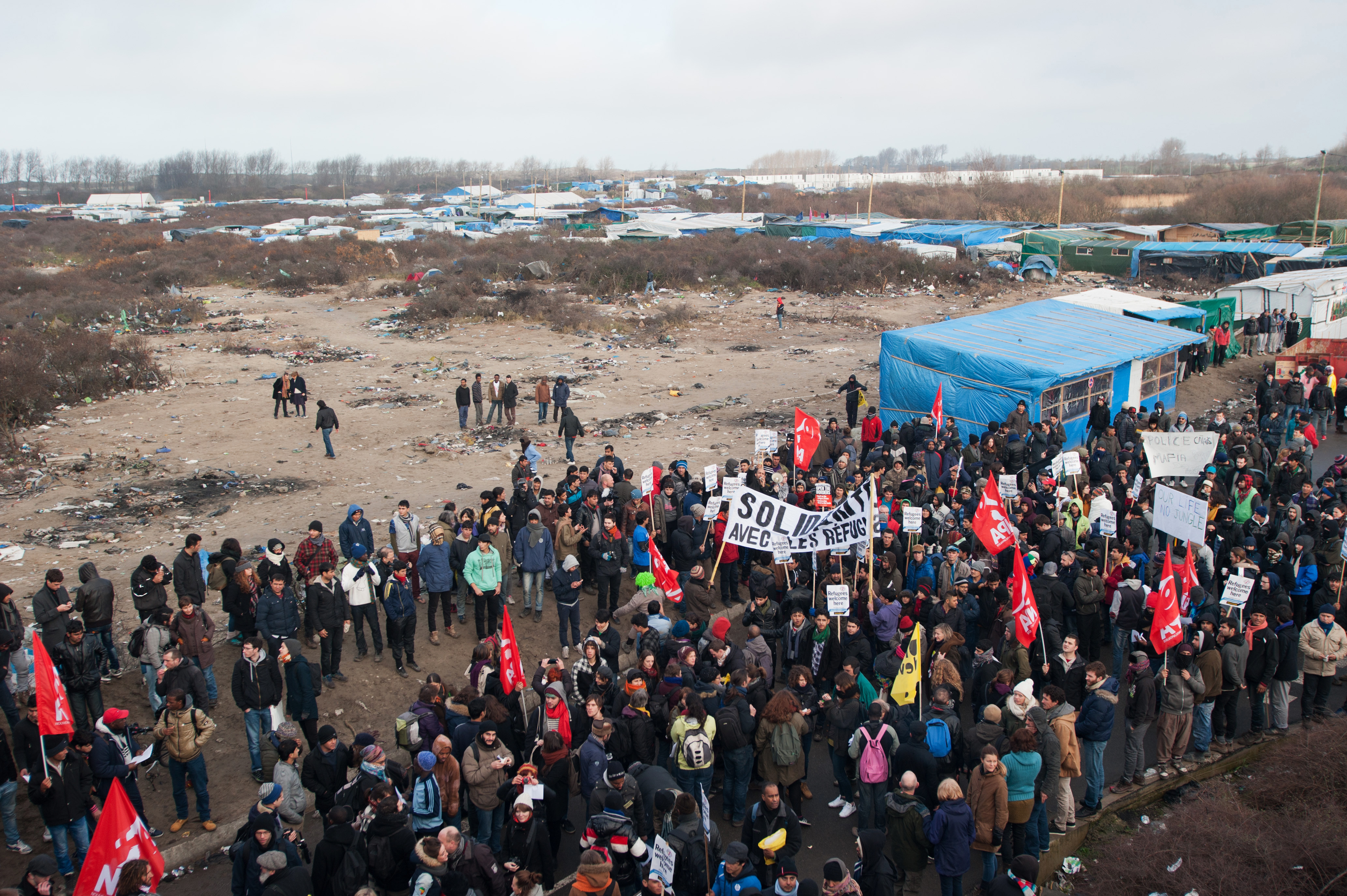 Migrantii din Calais au urcat cu forta pe un feribot spre Marea Britanie: Nu vrem sa traim in jungla, e pentru animale