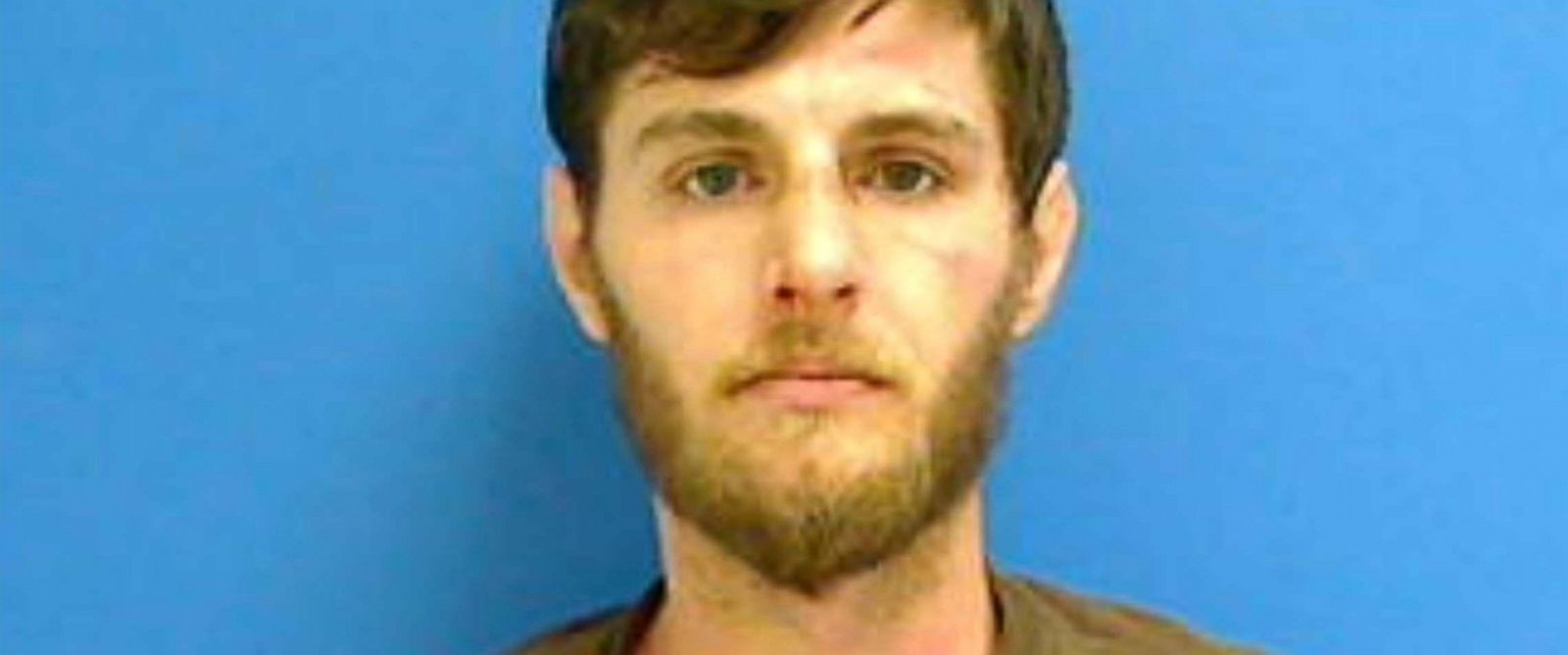 Un barbat ramas inzapezit cu masina a deschis focul spre localnicii care voiau sa il ajute. Un salvator a fost ucis