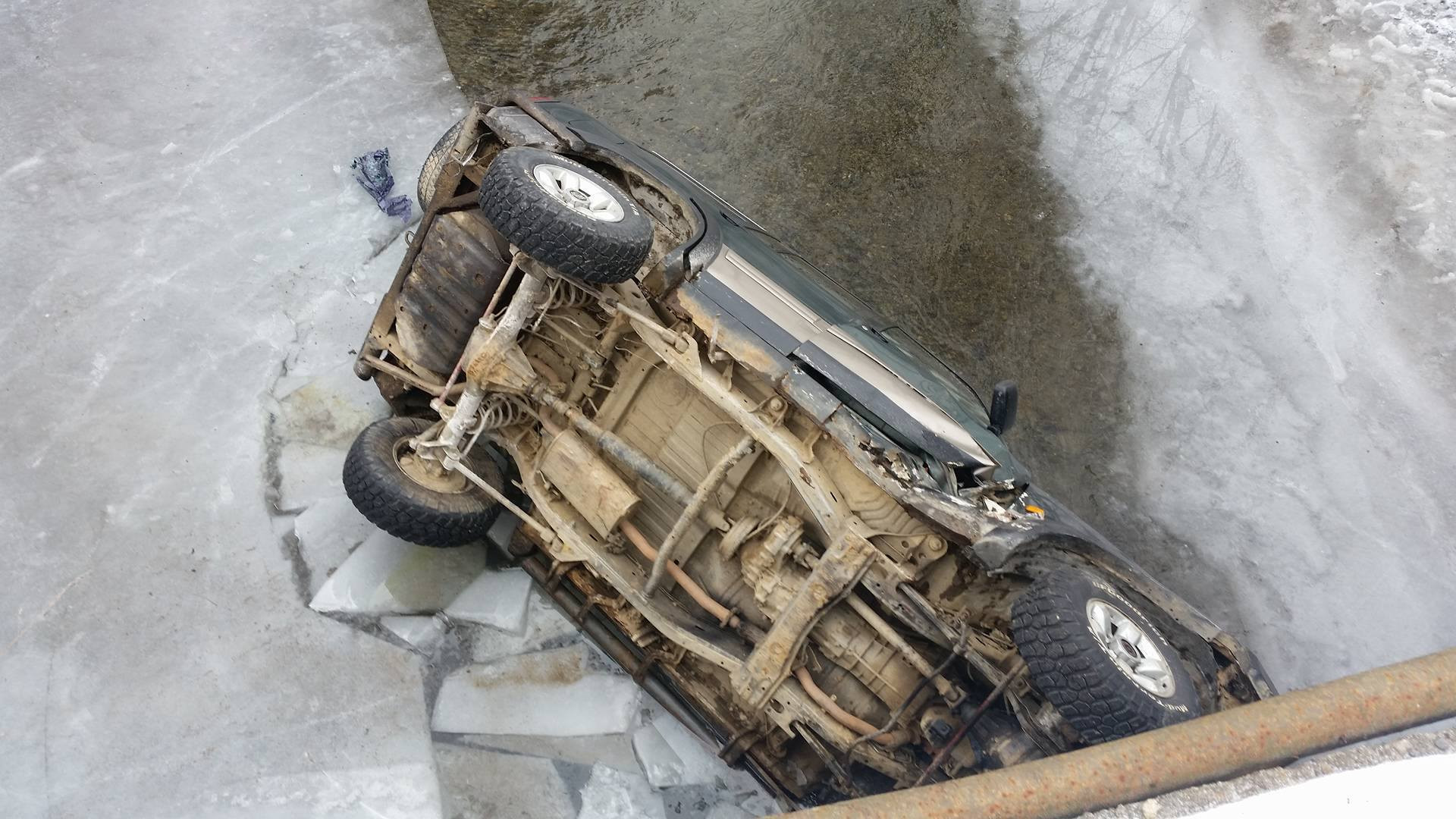 Momente de groaza pentru cei 6 pasageri ai acestei masini. Ce s-a intamplat dupa ce au ajuns cu masina in raul inghetat