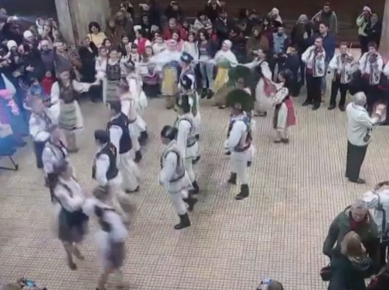 Hora unirii la metrou si pe aeroport. Romanii, dar si strainii au dansat pentru a sarbatori Mica Unire