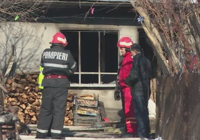 Tragedii provocate de ger si neatentia oamenilor. Trei oameni au murit in Prahova dupa ce le-au luat foc casele