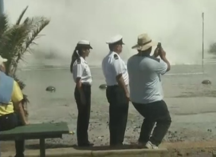 Valuri puternice, de aproape 4 metri, motiv de atractie pentru locuitorii unui oras din Chile