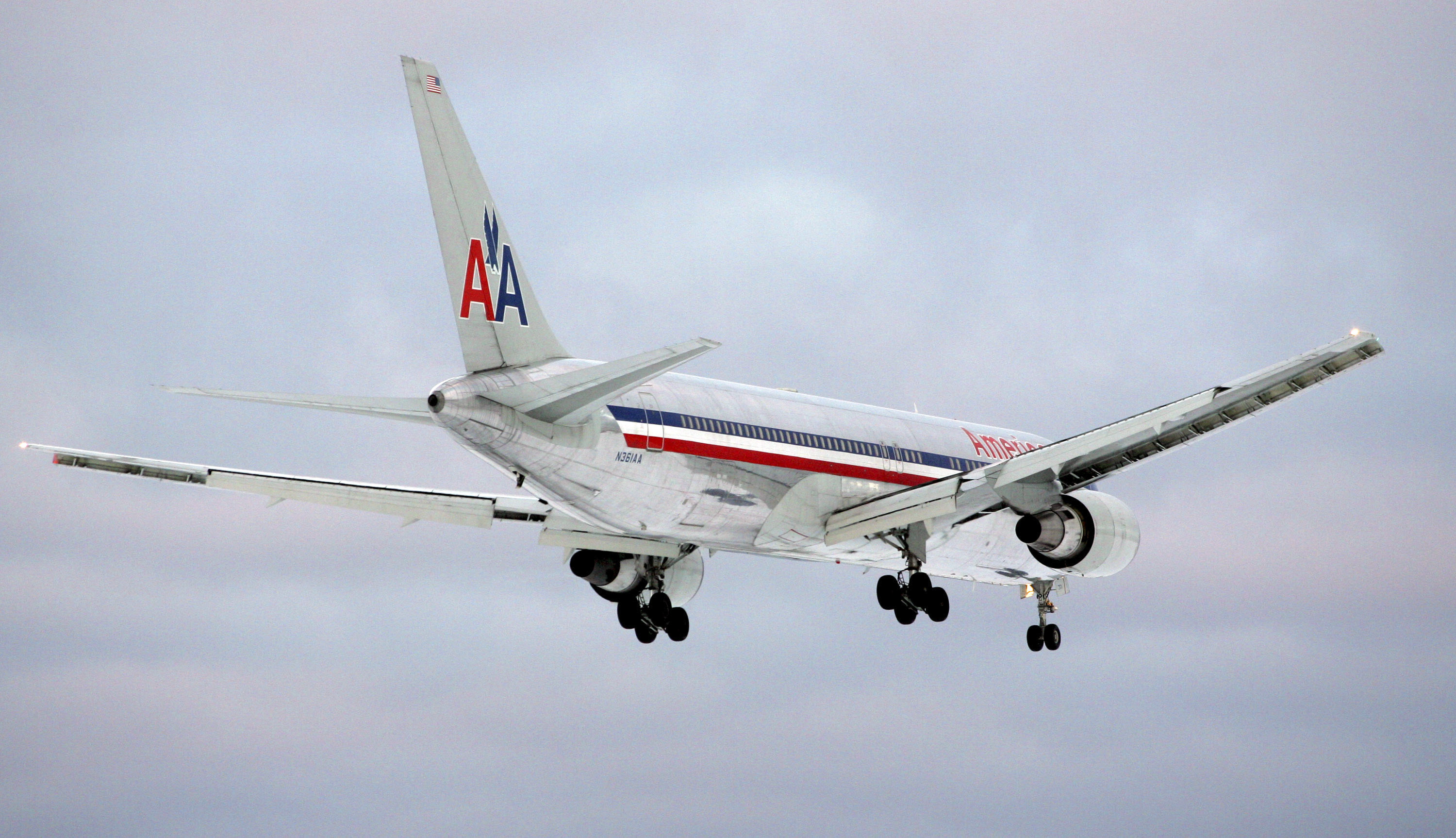 Un Boeing 767, cu peste 200 de persoane la bord, a aterizat de urgenta dupa o zona cu turbulente. 7 pasageri au fost raniti