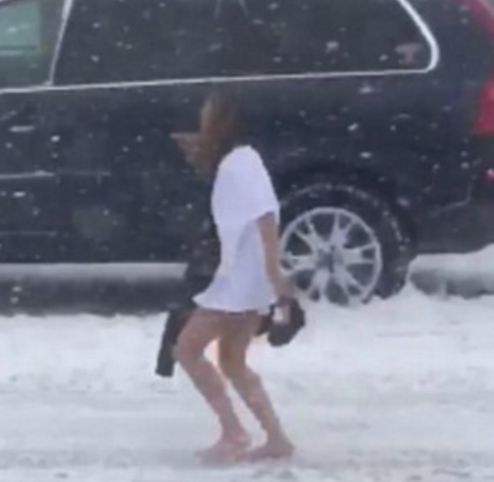 In timp ce milioane de americani se baricadau in case, ea umbla desculta si fara pantaloni. Cum a fost filmata o tanara