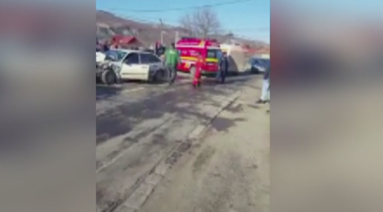 Tragedie pe o sosea din Buzau. O fetita de 2 ani a murit, iar alti 4 oameni au fost grav raniti intr-un accident rutier
