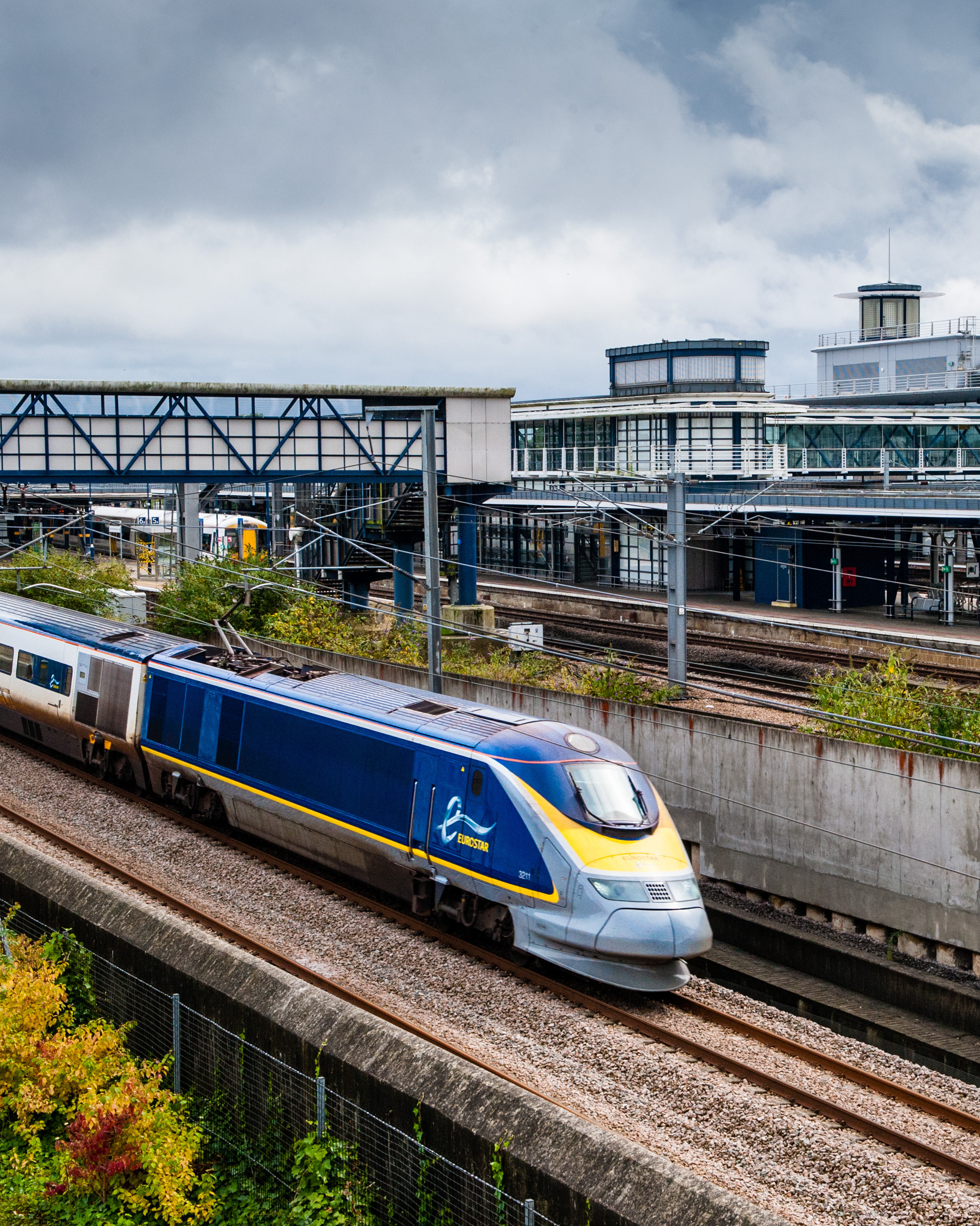 Sute de pasageri, blocati intr-un tren pe ruta Londra-Paris, timp de 8 ore. Un incendiu s-a declansat in locomotiva
