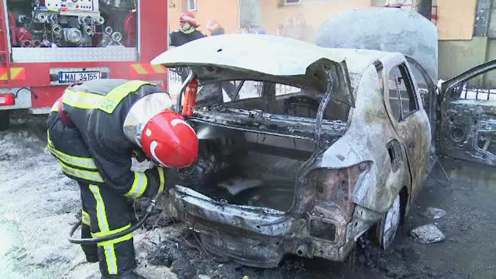 Doua masini au ars in parcare, in sectorul 2 al Capitalei. De ce nu au reusit pompierii sa ajunga la timp la incendiu