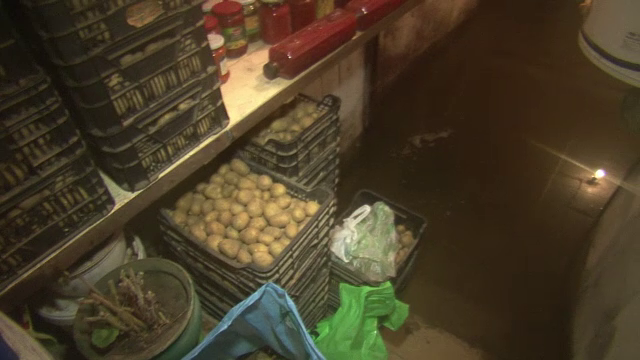 Oamenii dintr-o localitate din Dolj traiesc un cosmar de 20 de ani: beciurile le sunt inundate, iar autoritatile n-au solutie