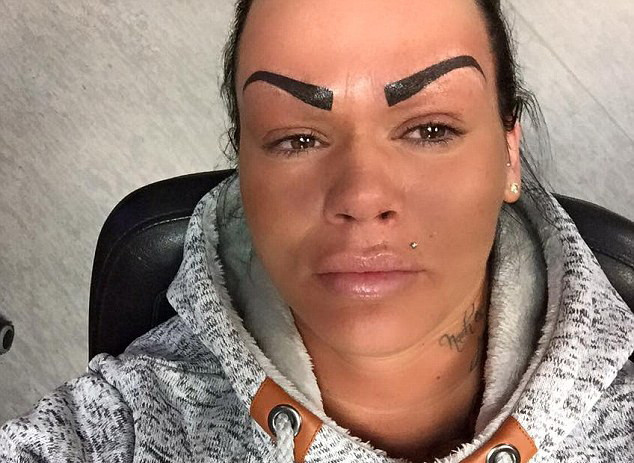 Si-a tatuat sprancenele si a postat imaginile pe Facebook, dar a fost batjocorita de utilizatori. Cum le-a raspuns tanara