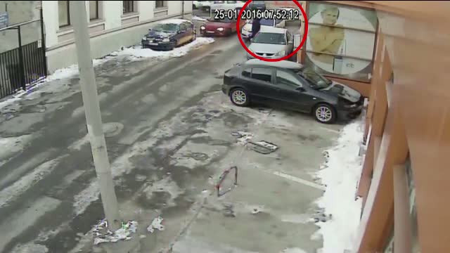 Un barbat de 47 de ani a atacat un sofer in trafic si i-a lovit cu pumnii masina. Ce a urmat l-a trimis direct la spital