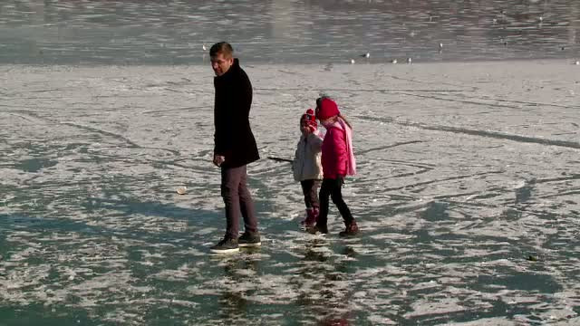 Inconstienta fara margini a unor parinti, in Constanta. Au fost filmati in timp ce-si plimba copiii pe lacuri inghetate