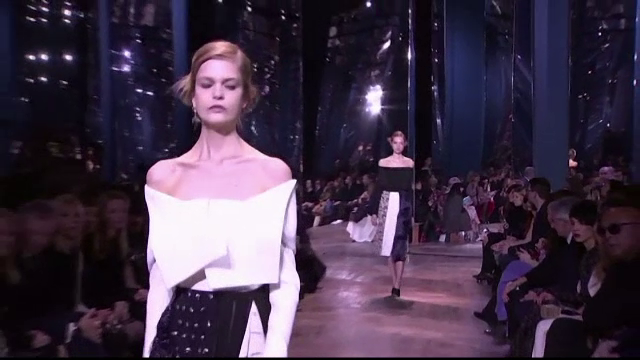 Colectia haute-couture Dior pentru primavara, prezentata la Paris. Tinutele purtate de modele