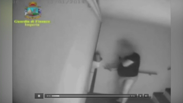 Ponta si pleca acasa. Politistul a fost concediat dupa ce camerele l-au surprins in aceasta ipostaza