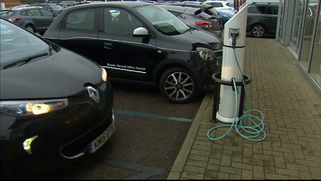Facilitati pentru britanicii care isi cumpara masini electrice. Suma pusa la bataie de guvern pentru transportul verde