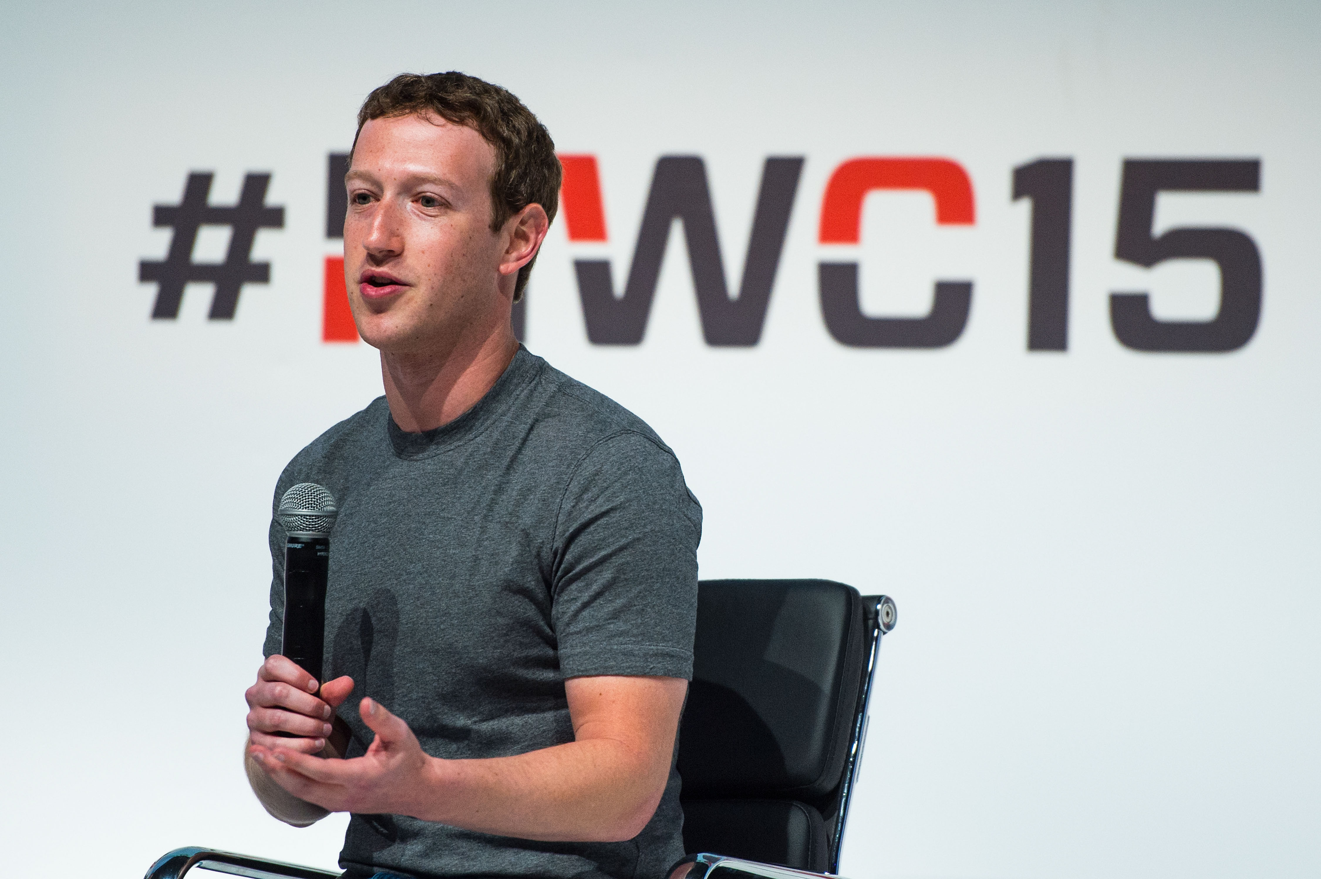 Decizii, decizii :) Cum arata dulapul de haine al omului cu o avere de 46 miliarde de dolari: "Oare cu ce sa ma imbrac?"