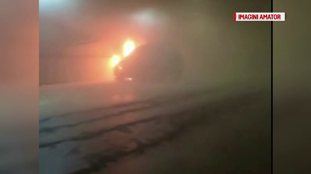 O masina a luat foc din senin in parcarea unui mall din Arad. Reactia martorilor cand au vazut flacarile
