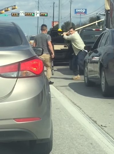 S-au luat la bataie cu batele in mijlocul unei autostrazi. Ce s-a intamplat in urmatoarele secunde cu doi barbati din Texas