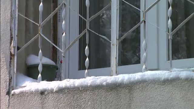 Camere in care ploua, pereti gauriti si geamuri prost montate. Blocurile in care reabilitarea termica a fost o bataie de joc