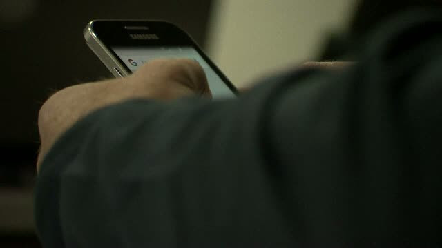 Ce filme le-ar fi aratat, pe telefon, un profesor din Valcea elevelor de 10 ani. "Mi-a zis sa ma uit, ca m-am facut mare"