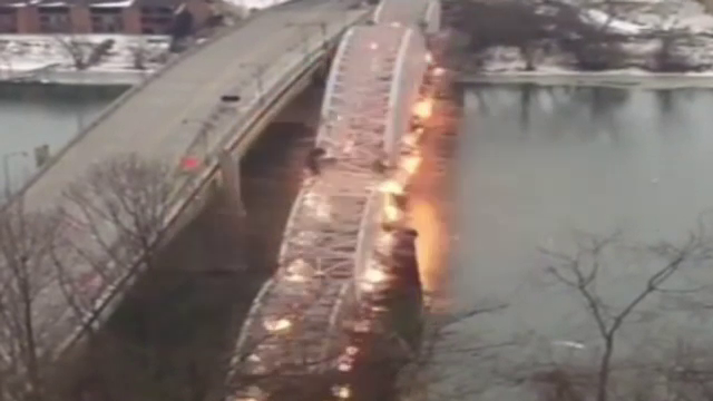 Momentul in care un pod vechi de 108 ani este demolat pentru a face loc unuia nou. Ce a filmat un martor la eveniment