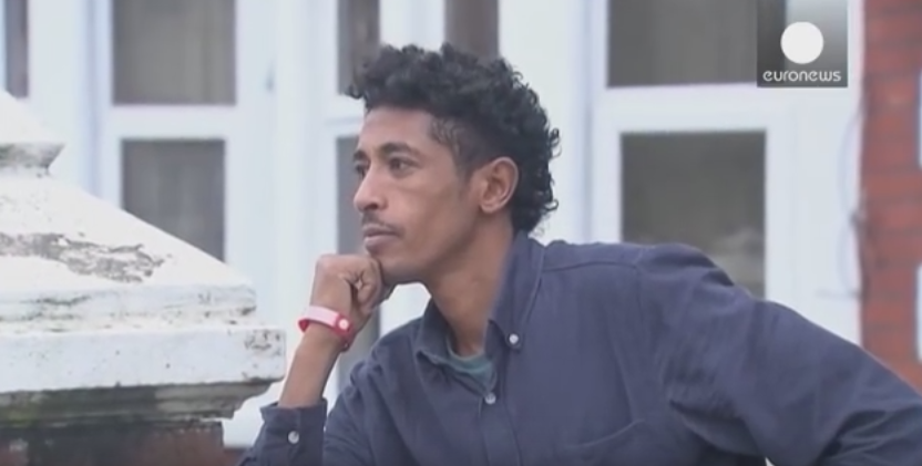 Refugiatii din Cardiff, obligati sa poarte bratari colorate ca sa primeasca mancare gratuit. Masura a fost anulata