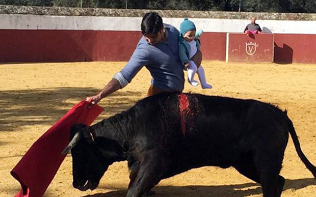 Ancheta in Spania dupa viralizarea unei fotografii in care un toreador, cu un bebelus in brate, se lupta cu un taur