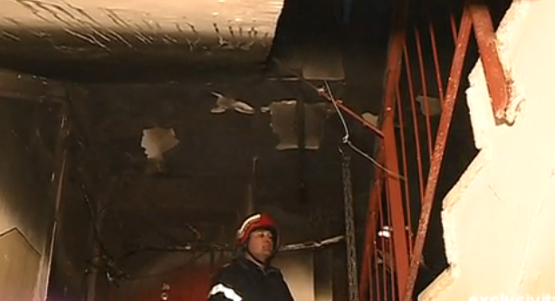 A tinut o candela aprinsa in memoria sotiei, dar a provocat o tragedie. O vecina a murit in incendiul izbucnit in apartament