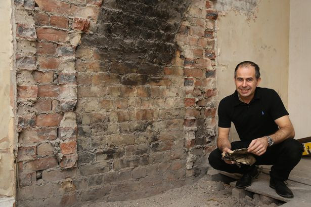 Au inceput renovarile la o pensiune, insa au ramas uimiti cand au vazut ce se afla intr-un semineu vechi de 120 de ani