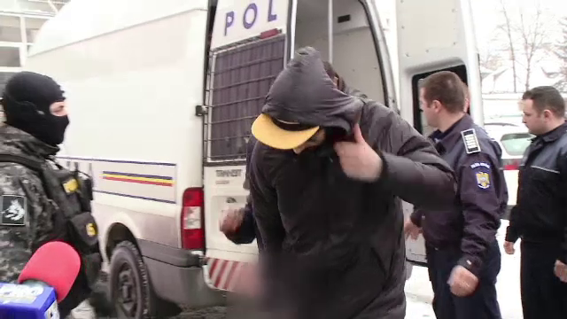 Cei 11 tineri din Brasov care au adus in Romania un drog sintetic extrem de periculos au fost arestati pentru 30 de zile