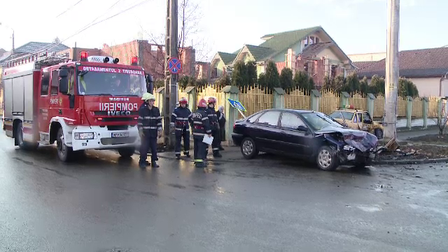 Impact violent intr-o intersectie din Timisoara, dupa care o masina a ricosat intr-o casa. O persoana a ajuns la spital