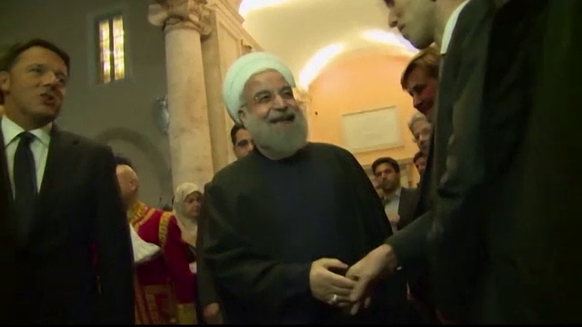Parodiile care au aparut dupa vizita presedintelui iranian in Italia. "Nu era mai logic sa ii puneti lui o punga pe cap?"